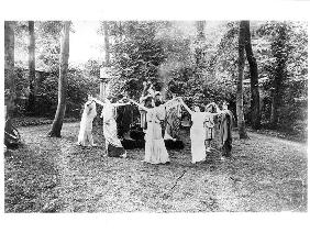 Nathalie Clifford Barney (1876-1972) with dancers dressed in togas (b/w photo) 