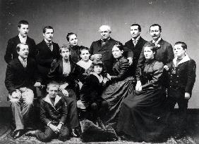 Portrait of a large family from Lyon, late 19th century (b/w photo) 