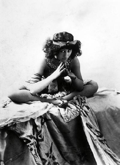 Colette (1873-1954) acting in ''Reve d''Egyptienne'', 1907 (b/w photo) 
