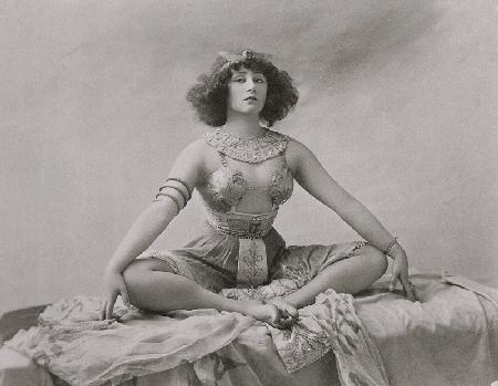 Colette (1873-1954) acting in ''Reve d''Egyptienne'', 1907 (b/w photo) 