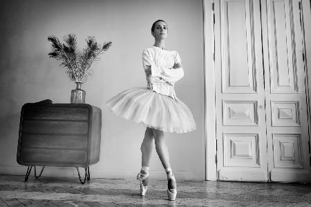 The Core. the ballerina stands on pointe shoes with her arms crossed on her chest
