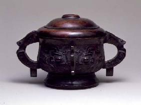 Chinese gui vessel with a wooden lid