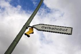 Berlin - Gummistiefel am Straßenschild