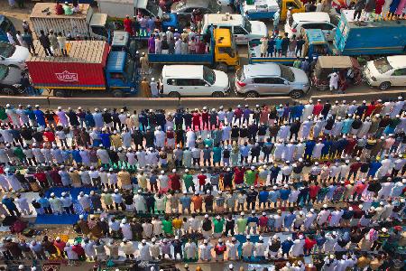 Traffic standstill for prayers