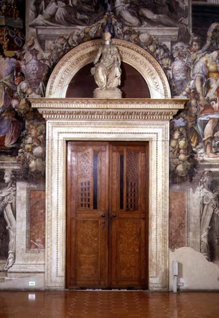 Door frame in the Sala dell'Udienza crowned with a figure of Justice from Benedetto and Giuliano  da Maiano