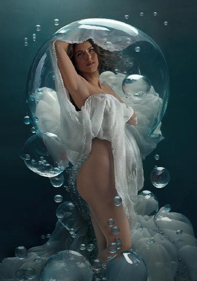 Pregnant Quelia underwater