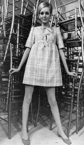 Twiggy wearing dolly dress with pink ribbons