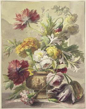 Blumenstrauß in einer Vase mit Basrelief von Mohn, Rosen, Tulpen, quer über der Vase hängt eine gekn