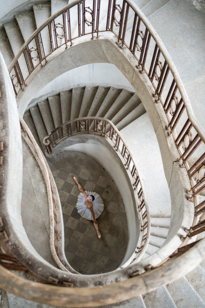 Ballerina in der Treppe from James Graf