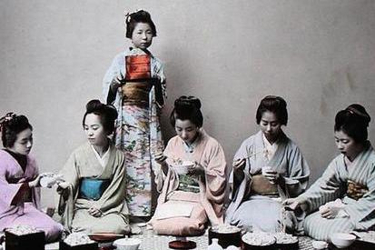 Young Japanese Girls Eating Noodles, c.1900 (hand coloured photo) from Japanese School, (20th century)