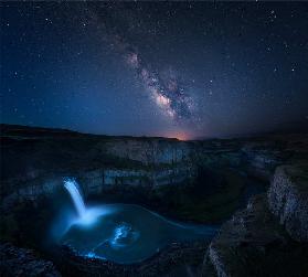 Palouse waterfall and the Milky Way