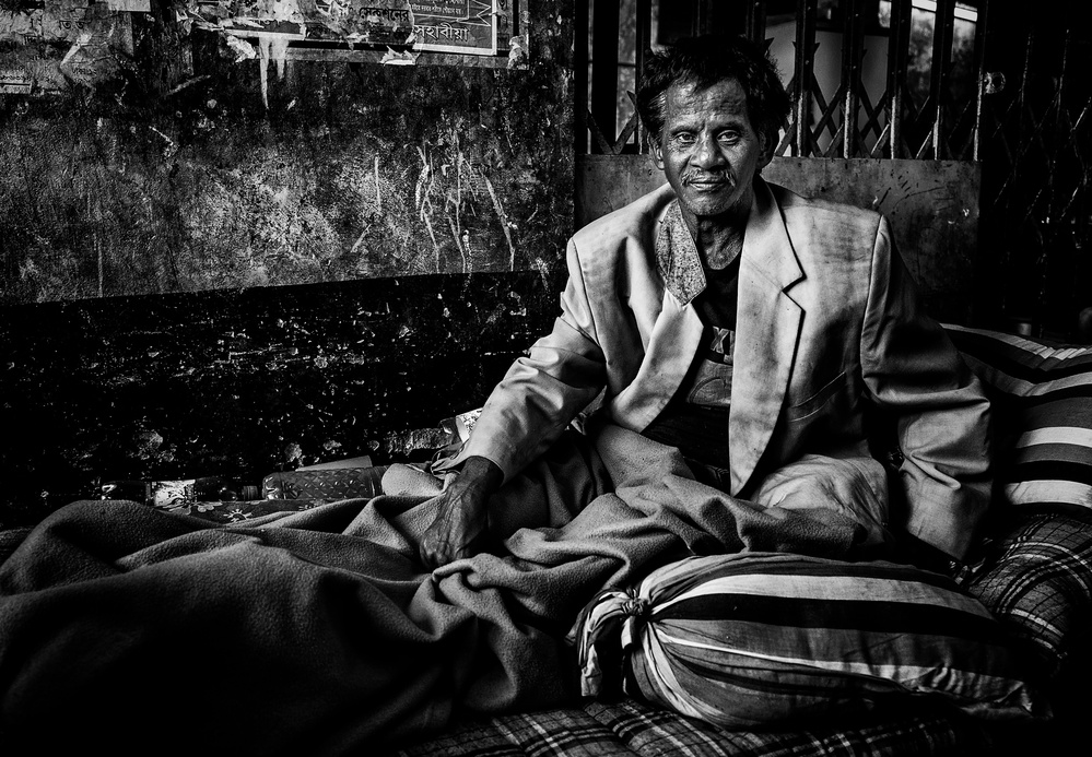 Lying in bed in a street of Bangladesh. from Joxe Inazio Kuesta Garmendia