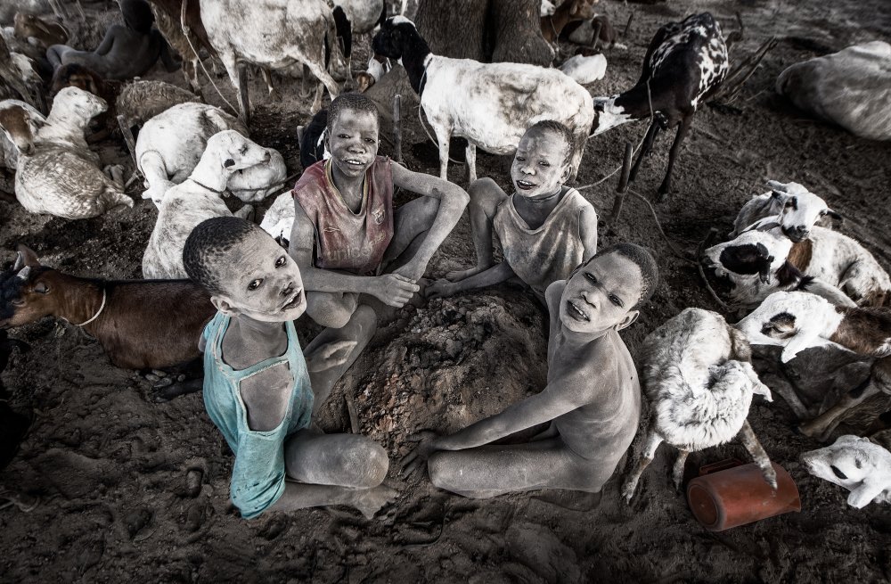 Children at a mundari cattle camp. from Joxe Inazio Kuesta Garmendia