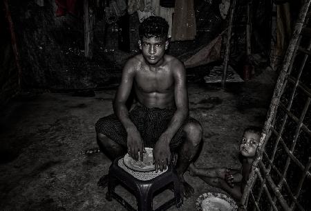 Lunch time at a Rohingya refugee home.