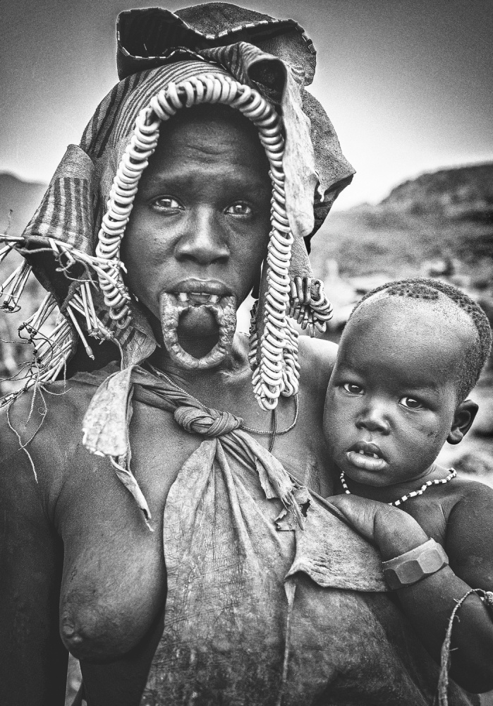 Mursi woman with her child (Omo Valley - Ethiopia) from Joxe Inazio Kuesta Garmendia