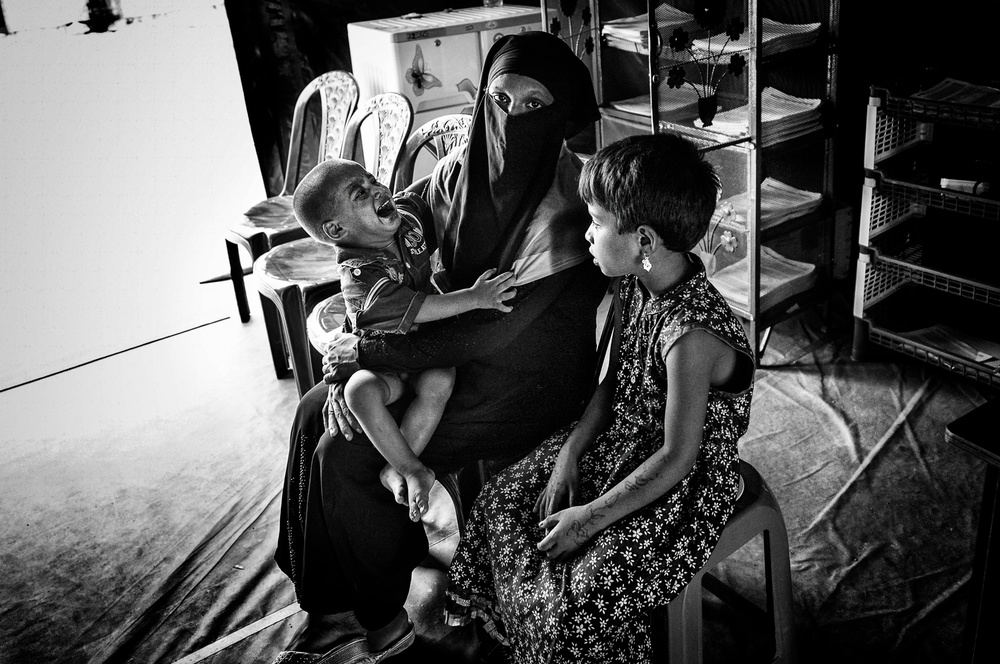 Rohingya refugee woman with her child in a medical camp - Bangladesh from Joxe Inazio Kuesta Garmendia