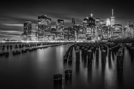 Manhattan Skyline in the evening | Monochrome