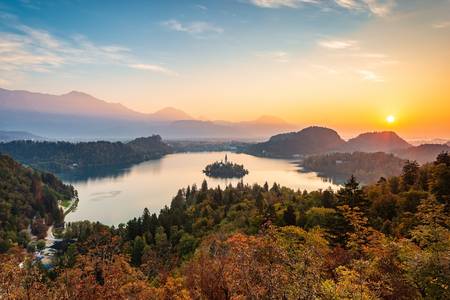 Sonnenaufgang am Bleder See in Slowenien im Herbst