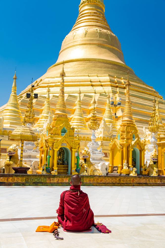 Buddhistischer Mönch in Shwedagon-Pagode, Yangon - Myanmar (Burma) from Miro May