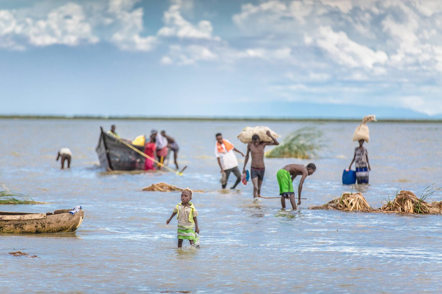 Menschen am Turkana See in Kenia, Afrika. from Miro May