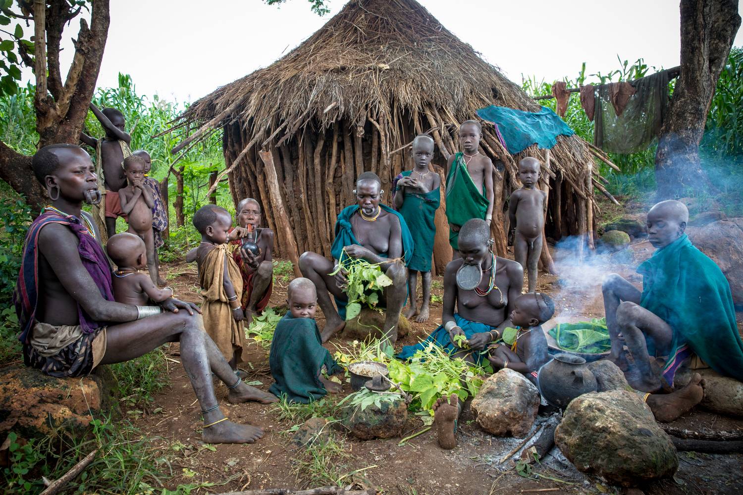 Menschen in einem Suri Dorf in Äthiopien, Afrika. from Miro May