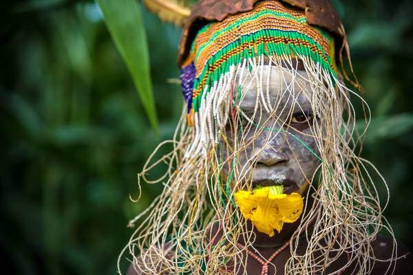 Porträt Mädchen mit Blume, Suri / Surma Stamm in Äthiopien, Omo Valley, Afrika from Miro May