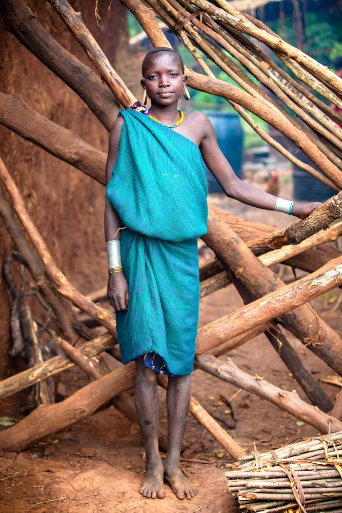 Portrait einer Frau in Omo Valley, Suri Stamm Äthiopien, Afrika from Miro May