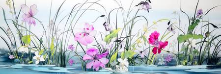Farbenfrohe Blüten und zarte Wasserpflanzen schmücken den See im japanischen Stil, eine idyllische K