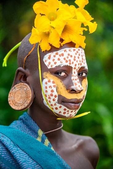 Porträt Frau mit Blume aus dem Suri / Surma Stamm in Omo Valley, Äthiopien, Afrika