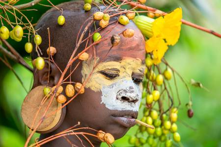 Porträt Frau mit Blumen aus dem Suri / Surma Stamm in Omo Valley, Äthiopien, Afrika