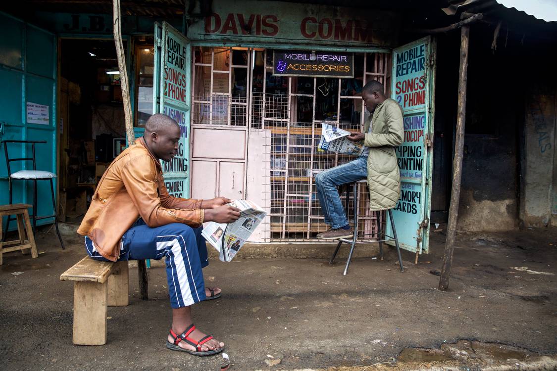 Zeitung am Kiosk in Nairobi, Kenia, Portrait Mann Kenya from Miro May