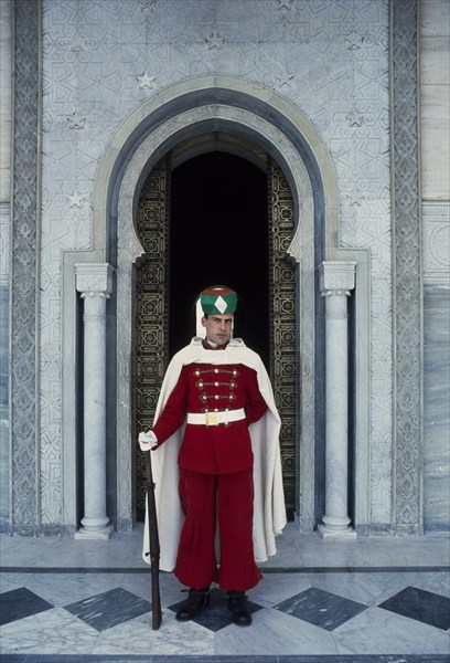 Guard in front of the tomb of Mohamed V of Morocco (1909-1961) (photo)  from 
