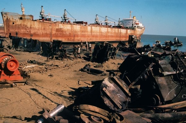 Ship breaking yard largest in Asia Near Bhavnagar (photo)  from 