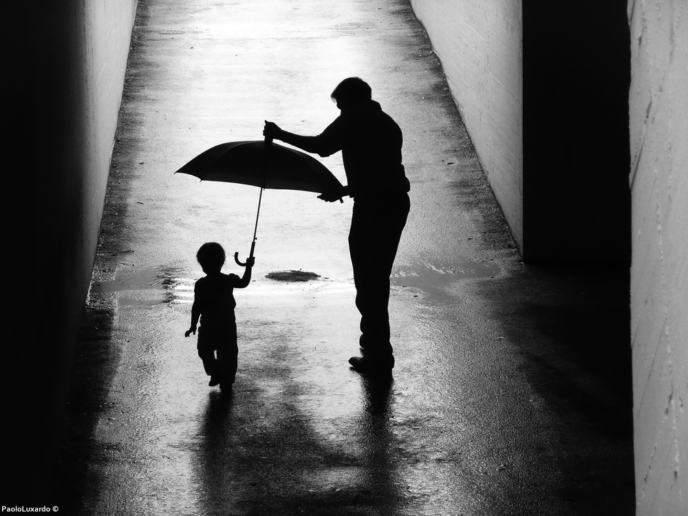 bimba con ombrello e papà from paolo luxardo