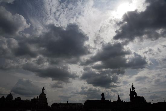 Dunkle Wolken über Dresdner Altstadt from Peer Grimm