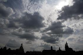 Dunkle Wolken über Dresdner Altstadt