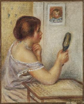 Marie Dupuis tenant un miroir avec un portrait de Coco