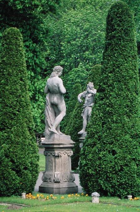 Statues and topiary in the garden (photo) from Polish School