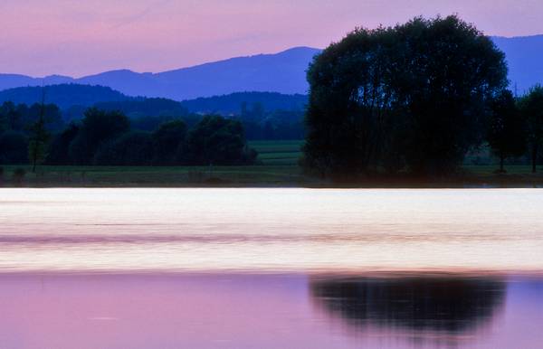 Farbenspiel im Wasser (von blau bis rosarot) durch einen Sonnenuntergang from Robert Kalb