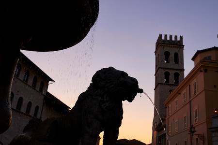 Brunnen am Piazza del Comune, im Hintergrund Santa Maria sopra Minerva.