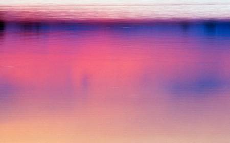 Farbenspiel im Wasser durch einen Sonnenuntergang am Rauchwarter See