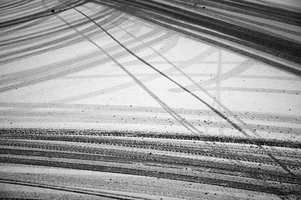 Viele Reifenspuren auf der Schneefahrbahn from Robert Kalb