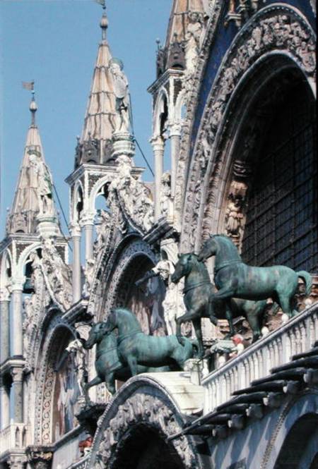 Replicas of The Four Horses above the main door of the facade (photo) from Roman