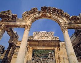 Facade of the Temple of Hadrian (photo) 