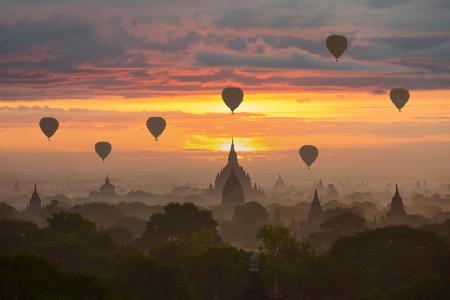 Bagan, balloons flying over ancient temples