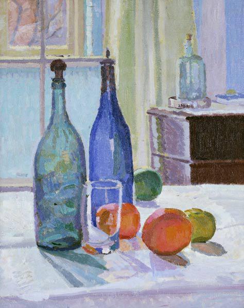 Stillleben mit blauen Flaschen und Orangen