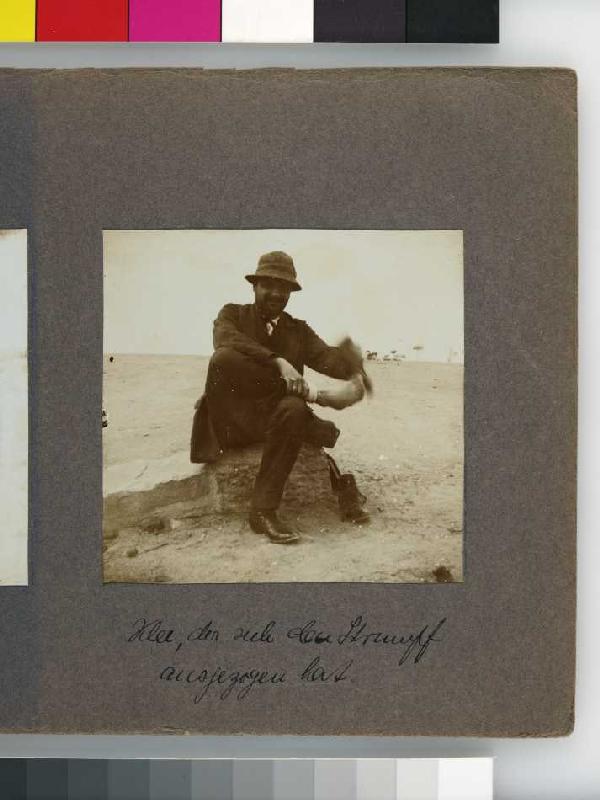 Fotoalbum Tunisreise, 1914. Blatt 6, Vorderseite rechts: beschriftet "Klee, der sich den Strumpf aus from Unbekannter Künstler