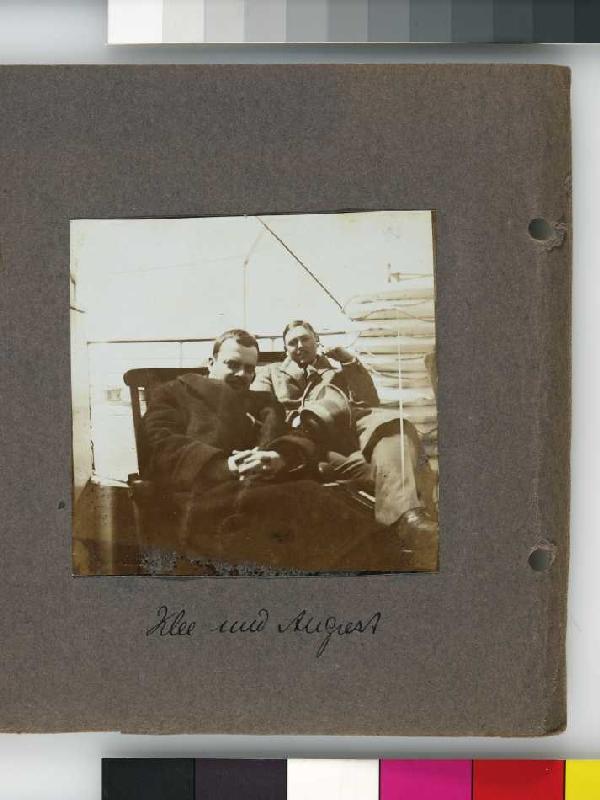Fotoalbum Tunisreise, 1914. Blatt 5, Rückseite rechts: Macke und Klee an Deck, beschriftet "Klee und from Unbekannter Künstler