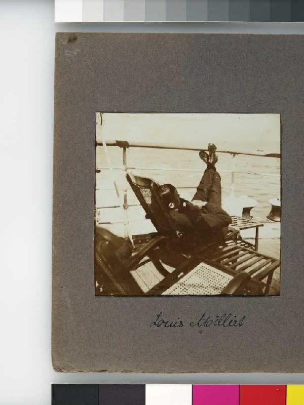 Fotoalbum Tunisreise, 1914. Blatt 5, Rückseite links: Moilliet im Liegestuhl, beschriftet "Louis Moi from Unbekannter Künstler
