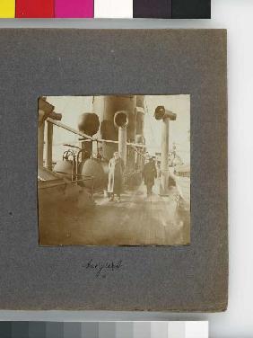 Fotoalbum Tunisreise, 1914. Blatt 5, Vorderseite rechts: Macke auf Dampfer, beschriftet "August"